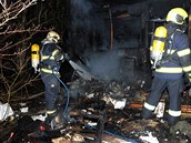 V pražských Kobylisích zasahovali hasiči u požáru stavební buňky. Uvnitř... V pražských Kobylisích zasahovali hasiči u požáru stavební buňky. Uvnitř...