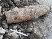 Dělníci našli ve výkopu v Praze 4 dělostřelecký granát. Policie evakuovala... Dělníci našli ve výkopu v Praze 4 dělostřelecký granát. Policie evakuovala...