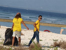 Bhem úklid nasbírají dobrovolníci na  indonéském ostrov Gili Meno obrovské...