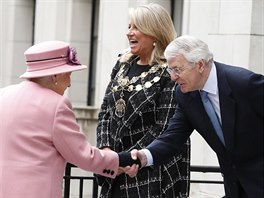 Britská královna Albta II. a bývalý premiér John Major na Kings College...