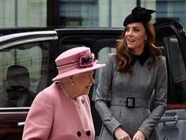 Britská královna Albta II. a vévodkyn z Cambridge Kate (Londýn, 19. bezna...