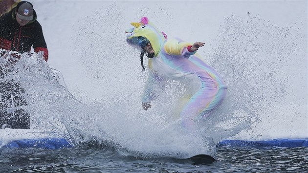 Lyai a snowboardist zakonuj seznu Jzdou pes loui na piku (16. bezna 2019).