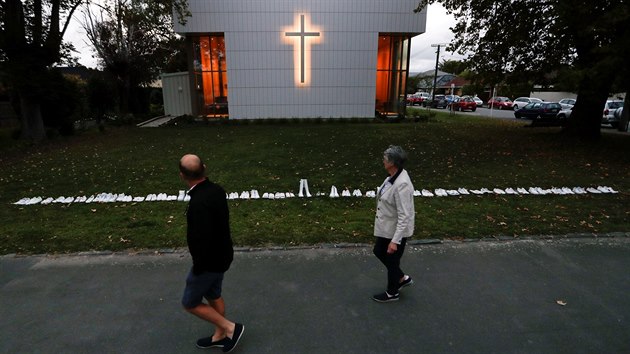 Lid se v novozlandskm Christchurchi lou s obmi teroristickho toku. (19. bezna 2019)