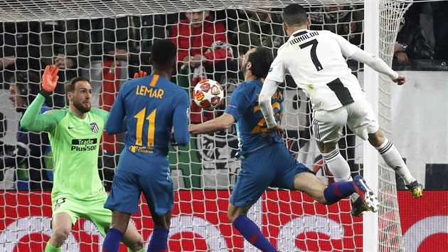 Cristiano Ronaldo z Juventusu Turn stl pesnou hlavikou gl do st Atltika Madrid.