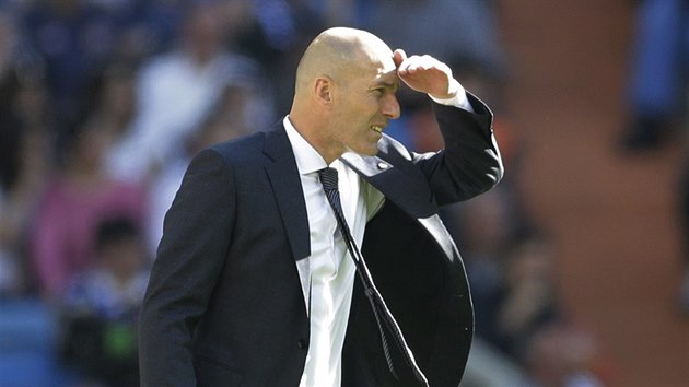 Trenr Realu Madrid Zinedine Zidane sleduje zpas proti Vigu.