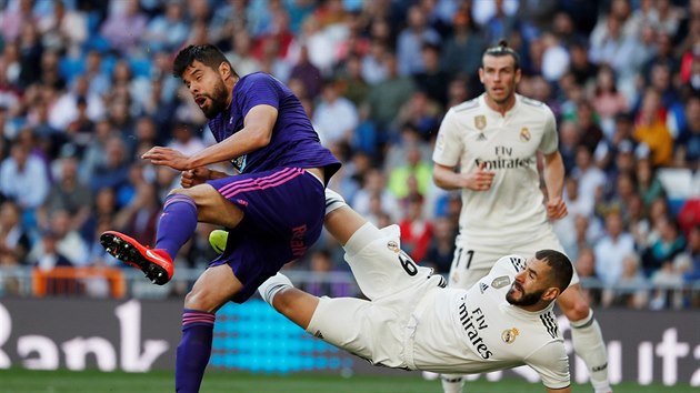 tonk Realu Madrid Karim Benzema (vpravo) bojuje o balon Nestorem Araujoem z Celty Vigo.
