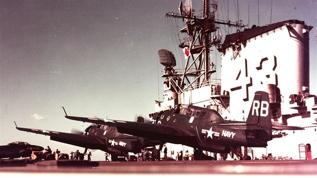 Dvojice TBM-3R na letadlov lodi USS Coral Sea. Vzadu je sthaka F9F Panther.