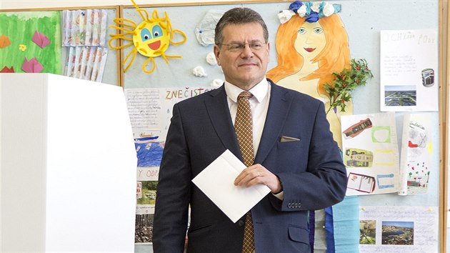Prvn kolo prezidentskch voleb se konalo 16. bezna 2019 na Slovensku. Na snmku se kandidt na hlavu sttu Maro efovi chyst odevzdat svj hlas v jedn z bratislavskch zkladnch kol.