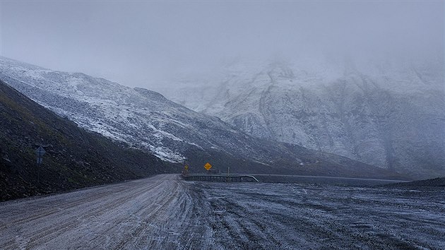 Prsmyk Atigun Pass (1422 m. n. m.) ns pivtal hustou mlhou a poprakem snhu.