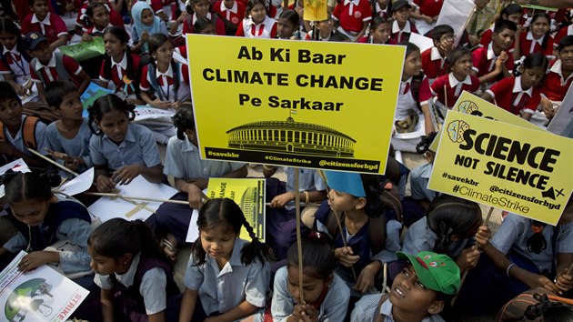 Cel projekt Fridays for Future, kter v ptek organizuje demonstrace v nkolika zemch svta, je inspirovn estnctiletou vdkou Gretou Thunbergovou. Protestujc studenti v indickm Hyderabadu. (15. bezna 2019)