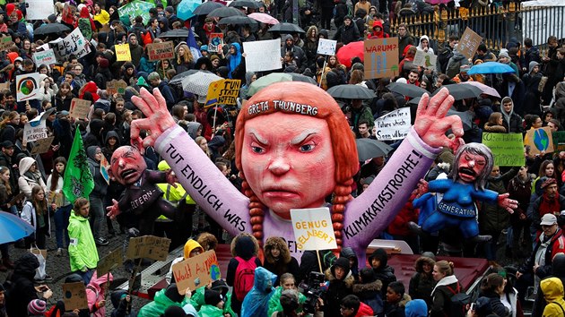 Cel projekt Fridays for Future, kter v ptek organizuje demonstrace v nkolika zemch svta, je inspirovn estnctiletou vdkou Gretou Thunbergovou. Protestujc studenti v nmeckm Dsseldorfu. (15. bezna 2019)