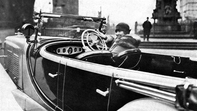Ve sv dob populrn divadeln hereka Leopolda Dostlov ve svm automobilu Walter s zenm na prav stran. (1929)