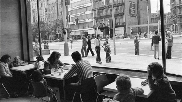 Výhled z automatu Koruna na rohu Václavského náměstí v Praze (1978)