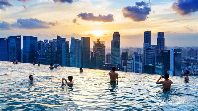 Bazn na stee hotelu Marina Bay Sands s vhledem na panorama Singapuru.