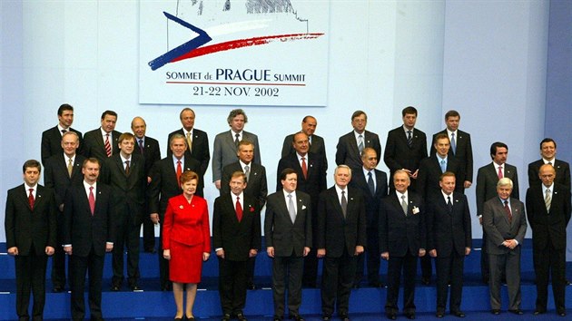 Společný snímek prezidentů a premiérů členských zemí NATO před summitem v Praze v listopadu 2002.