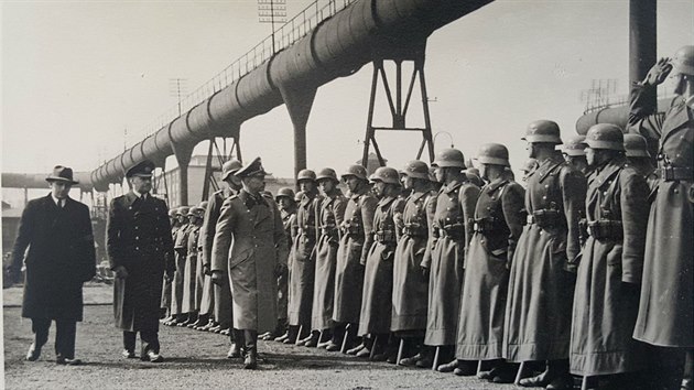 Vojensk pehldka v arelu Vtkovickch elezren v prvnch dnech okupace Ostravy v beznu 1939. Zcela vlevo krajsk f NSDAP Vilm Heinz, v poped ve svtlej dstojnick uniform vojensk velitel Ostravy, generlmajor Walter Keiner.