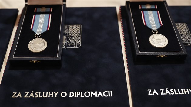 Ministerstvo zahrani udlilo nov medaile osobnostem, kter se zaslouily o lenstv esk republiky v NATO. (12. 3. 2019)
