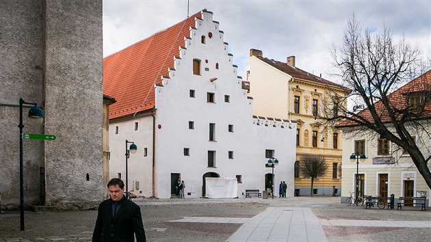 Solnice stoj na Piaristickm nmst v centru eskch Budjovic.