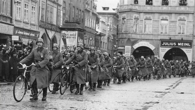 Po hlavnm nmst v eskch Budjovicch pochodovali 15. bezna 1939 nmet vojci.