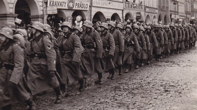 Nmet vojci pochoduj po hlavnm nmst v eskch Budjovicch.