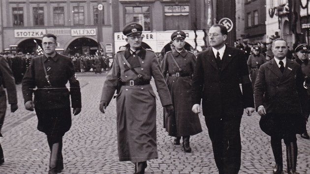 Velitel 13. armdnho sboru Maxmilin von Weichs (uprosted) m po pravici Hanse Westa, velitele budjovickch nacist a po levici komisae Fridricha Davida. 18. bezna jdou po hlavnm budjovickm nmst