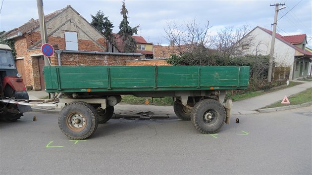 Traktor s pvsem se v Moravsk Nov Vsi bon stetl s autobusem, ve kterm se zranilo tinct dt.