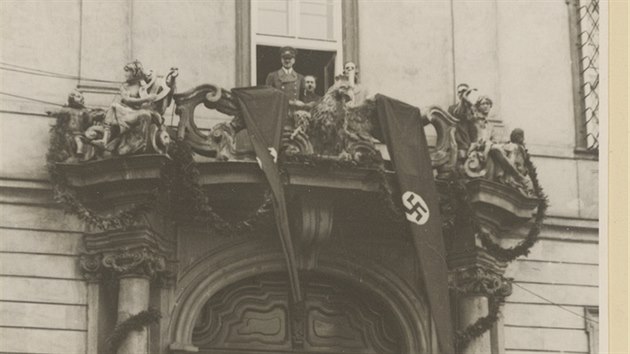 Adolf Hitler shl z balkonu radnice pi sv nvtv Brna. (17. bezna 1939)