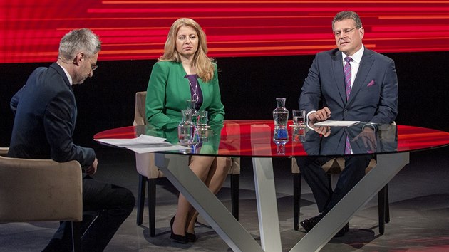 Televizn debata dvou nejsilnjch prezidentskch kandidt, kte postoupili do druhho kola pm volby slovensk hlavy sttu 17. bezna 2019 v Bratislav. Na snmku uprosted Zuzana aputov a vpravo Maro evovi.