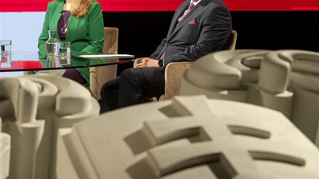 Televizn debata dvou nejsilnjch prezidentskch kandidt, kte postoupili do druhho kola pm volby slovensk hlavy sttu 17. bezna 2019 v Bratislav. Na snmku vlevo Zuzana aputov a vpravo Maro evovi.