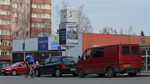 Hodiny v jihlavsk Kollrov ulici erpaj energii ze solrnho panelu. Vlivem poas jdou vak asto patn - kad ze ty cifernk ukazuje jin as.