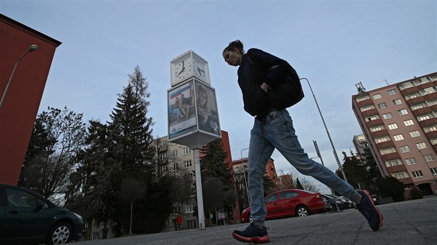 Hodiny v jihlavsk Kollrov ulici erpaj energii ze solrnho panelu. Vlivem poas jdou vak asto patn - kad ze ty cifernk ukazuje jin as.