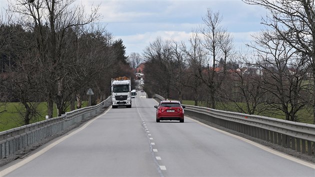 V dlouhm seku mezi Hladovem a kiovatkou Kasrna na Jihlavsku jsou svodidla po obou stranch silnice i proto, aby chrnila vozidla ped nrazem do strom u silnice.