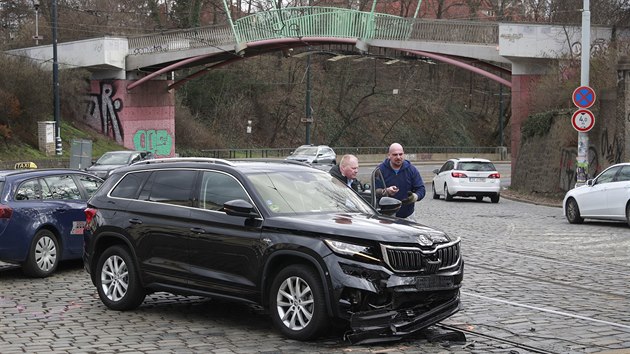V kiovatce ulic Chotkova a Badeniho se srazila dv osobn auta. Jedno z nich bylo Ochrann sluby PR (12.3.2019)