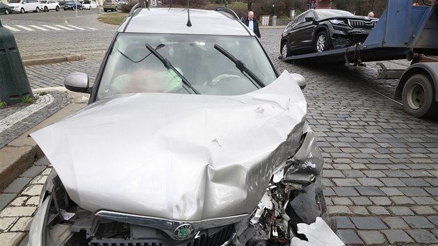 V kiovatce ulic Chotkova a Badeniho se srazila dv osobn auta. Jedno z nich bylo Ochrann sluby PR (12.3.2019)
