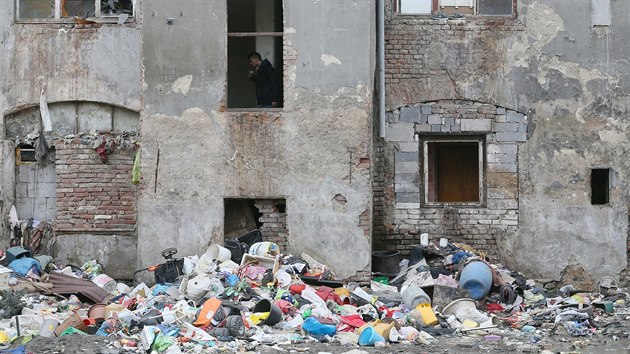 Vnitroblok ve Sklsk ulici v steckch Pedlicch se opt zan zaplovat odpadky.