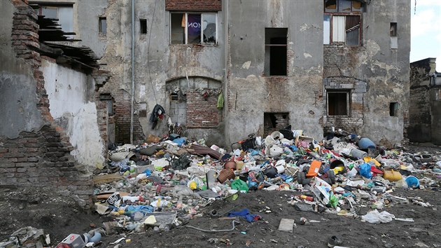Vnitroblok ve Sklsk ulici v steckch Pedlicch se opt zan zaplovat odpadky.