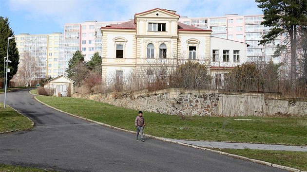 Zastupitel Petr Globonk vhodn byt v Janov podle svch slov nenael, svou pozornost nyn obrtil na dlouhodob przdnou vilu vedle zdej zkladn koly. Dohoda s jej majitelkou je pr na dobr cest.