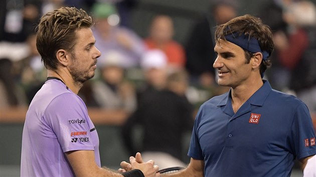 Stan Wawrinka (vlevo) gratuluje Rogerovi Federerovi k vtzstv v osmifinle turnaje v Indian Wells.