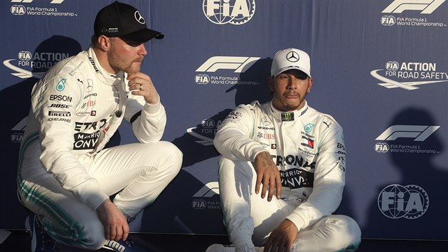 Lewis Hamilton (vpravo) a Valtteri Bottas po kvalifikaci na Velkou cenu Austrlie formule 1.