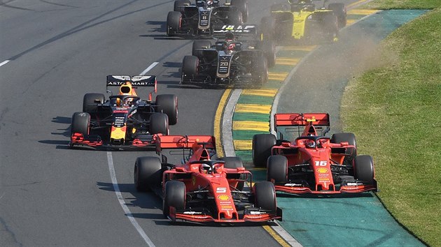 Sebastian Vettel a Charles Leclerc z Ferrari po startu Velk ceny Austrlie formule 1.