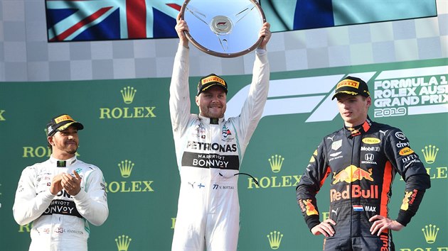 Valtteri Bottas dr trofej pro vtze Velk ceny Austrlie, vedle nj na pdiu druh Lewis Hamilton (vlevo) a tet Max Verstappen.