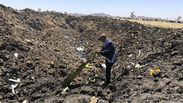 V Etiopii se krtce po startu z hlavnho msta Addis Abeby ztilo letadlo spolenosti Ethiopian Airlines se 157 lidmi na palub. Na msto netst dorazil i editel aerolinek Tewolde Gebremariam.(10. bezna 2019)