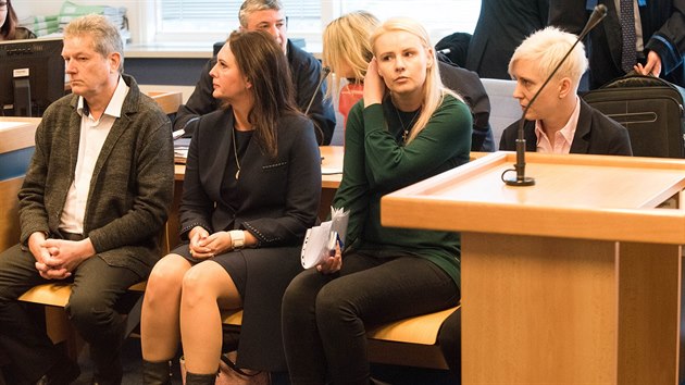 Vladimr Bezina, Stanislava Bezinov, Kristna Mazurov a Kateina Mkov u zlnskho okresnho soudu.