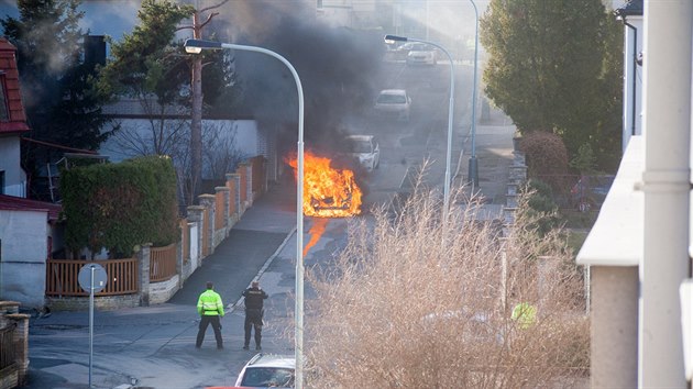 Ve stedu rno v praskch Vokovicch hoelo auto. (13. 3. 2019)