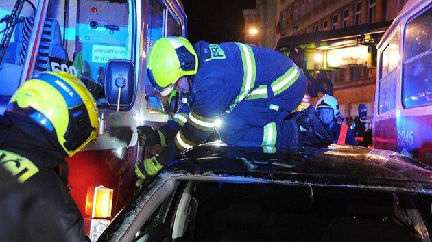V Lazarsk ulici se zaklnilo osobn auto mezi dv tramvaje, hasii museli vyproovat. (14. 3. 2019)