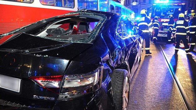 V Lazarsk ulici se zaklnilo osobn auto mezi dv tramvaje, hasii museli vyproovat. (14. 3. 2019)