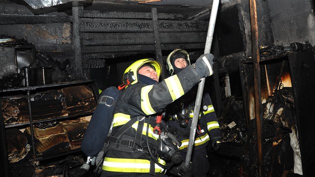 V praskch Kobylisch zasahovali hasii u poru stavebn buky. Uvnit uhoela ena se psem. (17. 3. 2019)