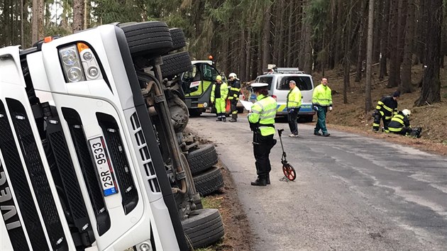 U obce Trhov tpnov v okrese Beneov se pevrtil kamion s prasaty. (18.3.2019)