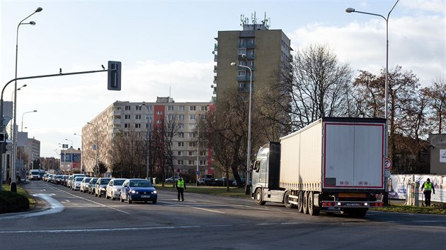 V Perov zaala uzavrka klov dopravn tepny v Poln ulici kvli jejmu rozen, kudy denn projede zhruba patnct tisc aut, protoe pes ni vede hlavn trasa z Olomouce do Zlna. Obavy z dopravnho kolapsu se nenaplnily, policist a strnci ale museli eit kamiony, kter poruily zkaz vjezdu pro tkou nkladn dopravu.