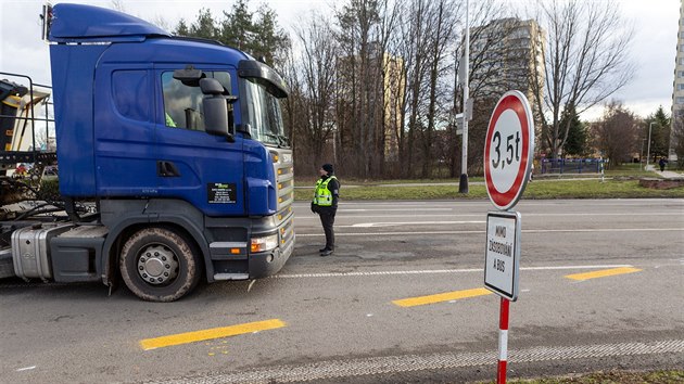 V Perov zaala uzavrka klov dopravn tepny v Poln ulici kvli jejmu rozen, kudy denn projede zhruba patnct tisc aut, protoe pes ni vede hlavn trasa z Olomouce do Zlna. Obavy z dopravnho kolapsu se nenaplnily, policist a strnci ale museli eit kamiony, kter poruily zkaz vjezdu pro tkou nkladn dopravu.